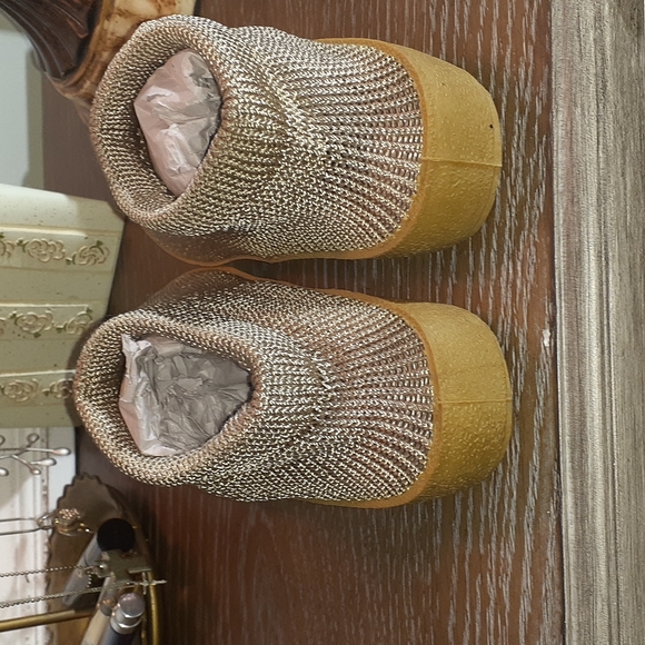 Cozy Tan Knit Slip-On Metallic Booties w/ Leather Insoles – Size Medium - Picture 6 of 8